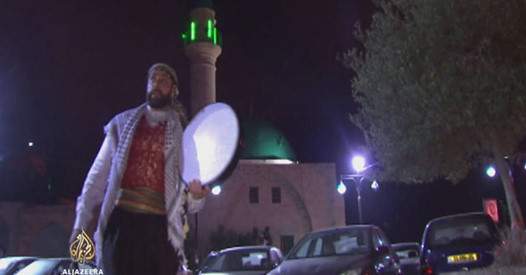 Palestinski kršćanin budi muslimane na sehur